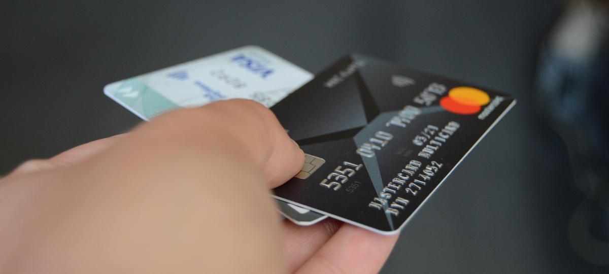 Банковские карты в руке