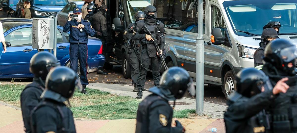 Силовики с оружием Силовики на Марше справедливости в Бресте 20 сентября 2020 года