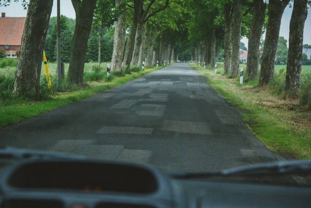 Множество заплаток на второстепенных дорогах – обычное явление для Германии.