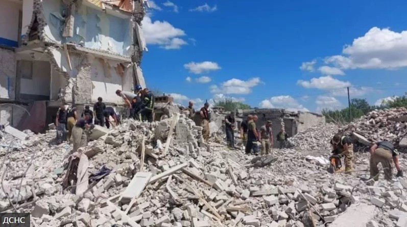 Это все, что осталось от целого подъезда пятиэтажного общежития в Часовом Яру после обстрела российской армии. Июль 2022 года. Бахмутский район Донецкой области. Фото: dsns.gov.ua.