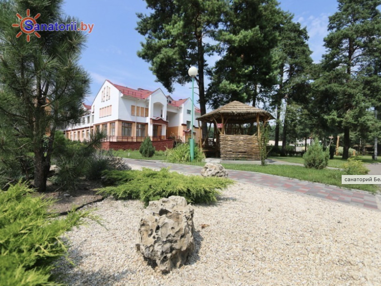 Территория в санатории «Белая Вежа». Фото: sanatorii.by.