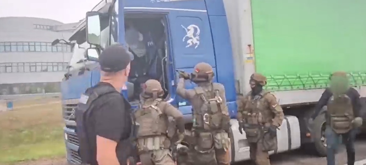 Задержание дальнобойщика, который оскорблял брестского таможенника. Фото: ГТК