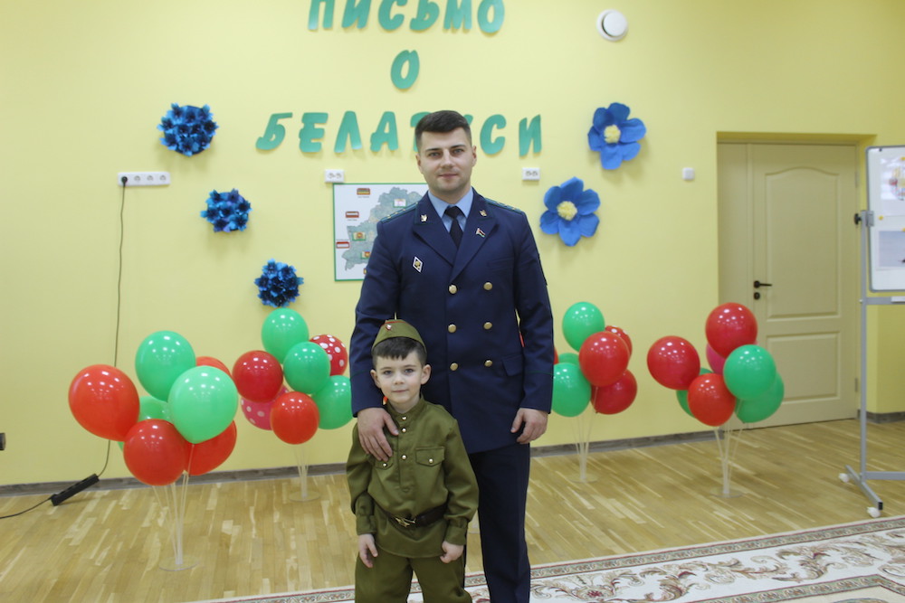 Прокурор Жабинковского района Дмитрий Марачук со своим сыном. Фото: zhabinka.by.