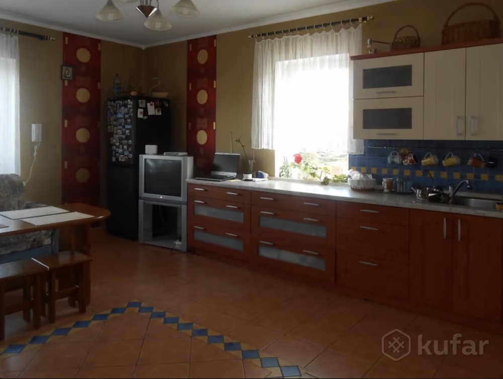 ухня в коттедже в Бресте с сауной и тремя гаражами.