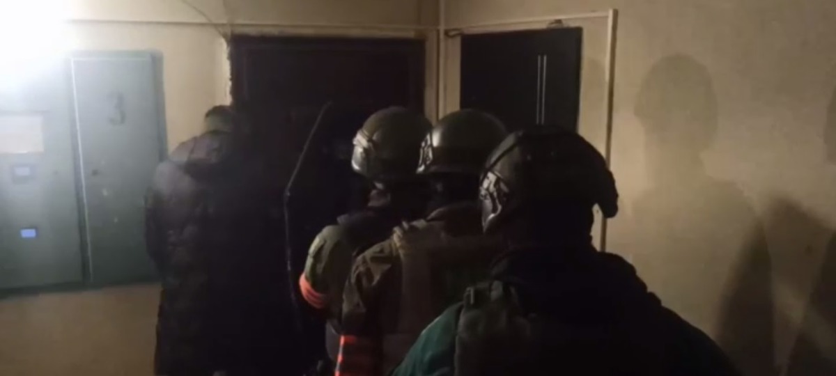 Силовики перед задержанием брестчанина Станислава Дубовского. Скриншот видео