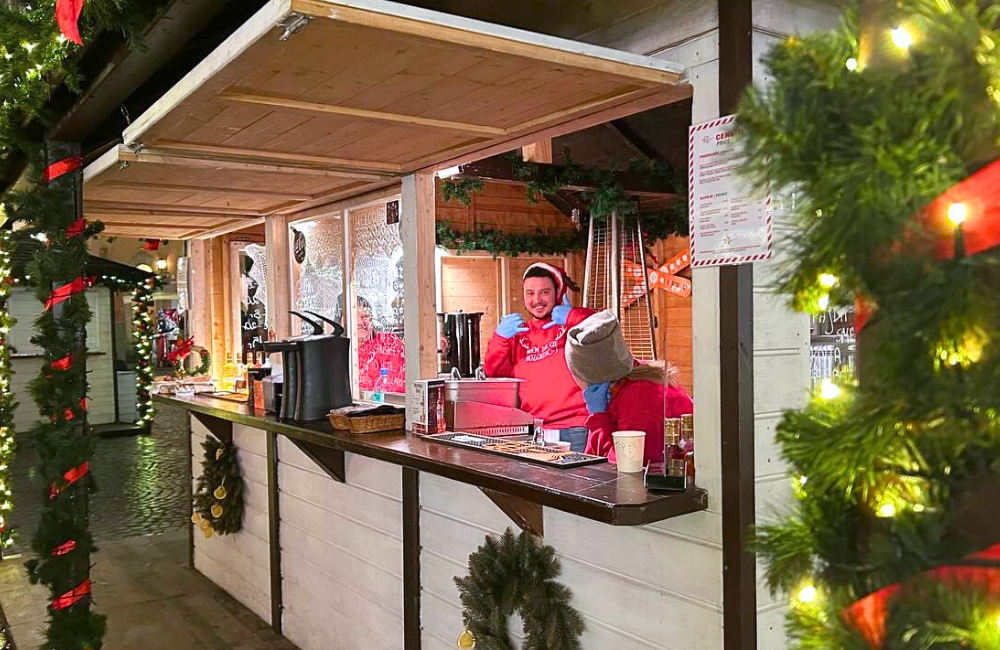 Продавец точки с едой на Рыночной площади Старого города в Варшаве. Фото: BGmedia.