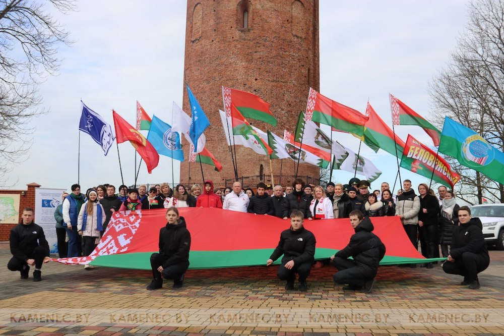 Участники межрайонного автопробега в Каменце, посвященном единому дню голосования. Фото: kamenec.by.