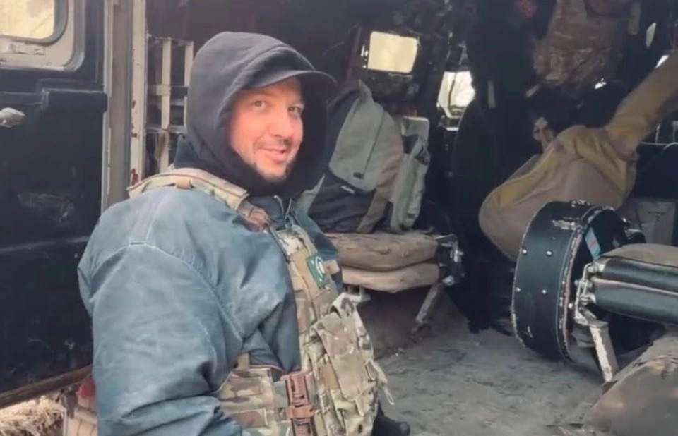 Лидер группы Сергей Бобунец впервые посетил зону СВО и дал десять бесплатных концертов. Март 2024 года. Фото: Комсомольская правда.