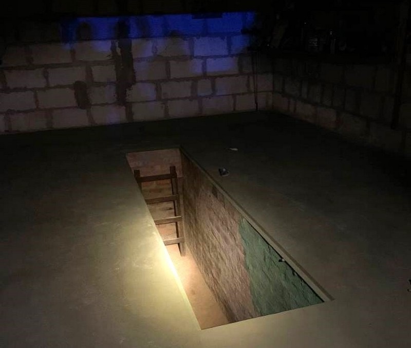 Смотровая яма в гараже, откуда достали жителей Бреста. Фото: МЧС