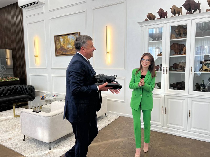 Юрий Шулейко со статуей зубра. Фото: Брестский облисполком