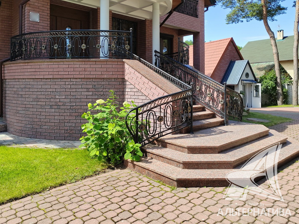 Парадный вход с лестницей в дом.