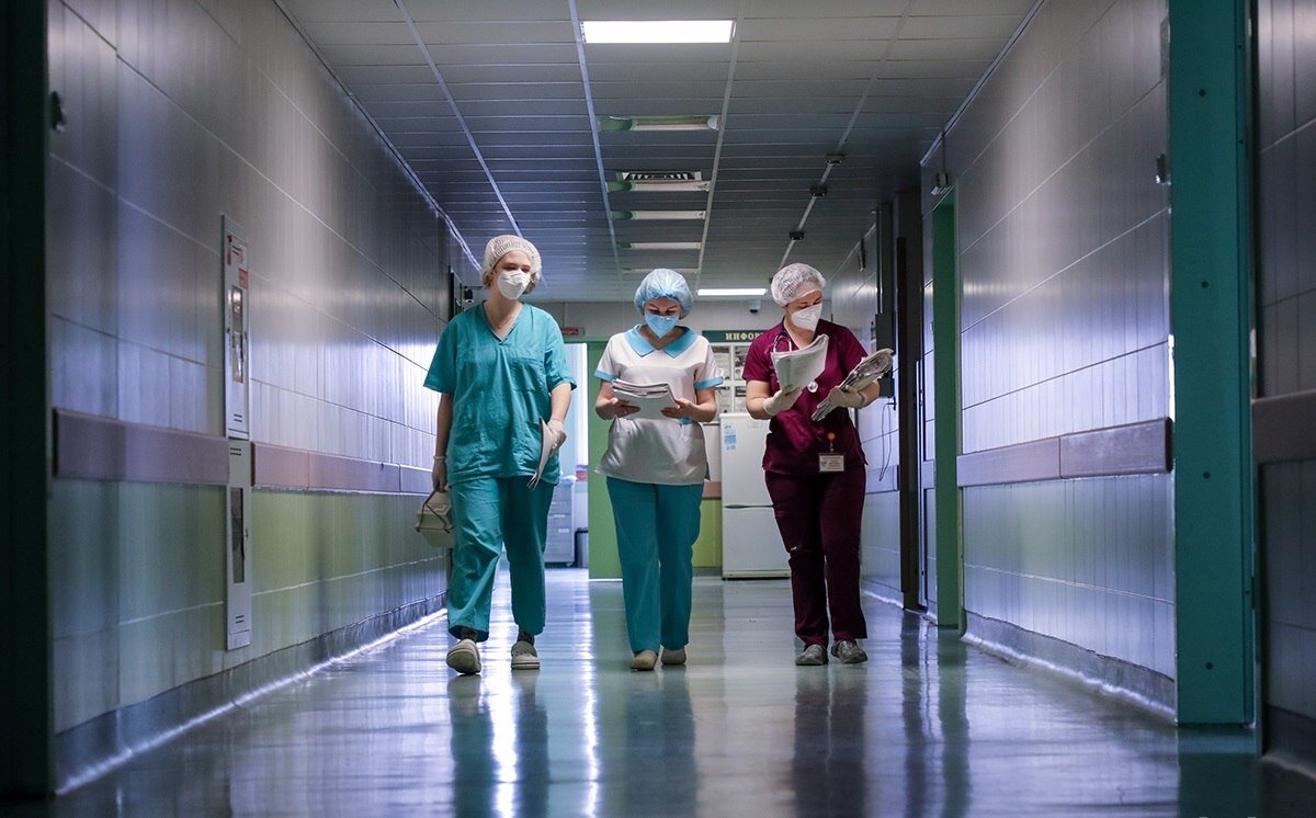 Медики идут по коридору больницы. Иллюстративное фото canva.com.