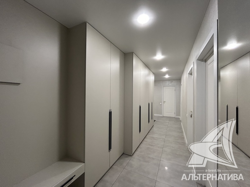 Шкафы в коридоре.