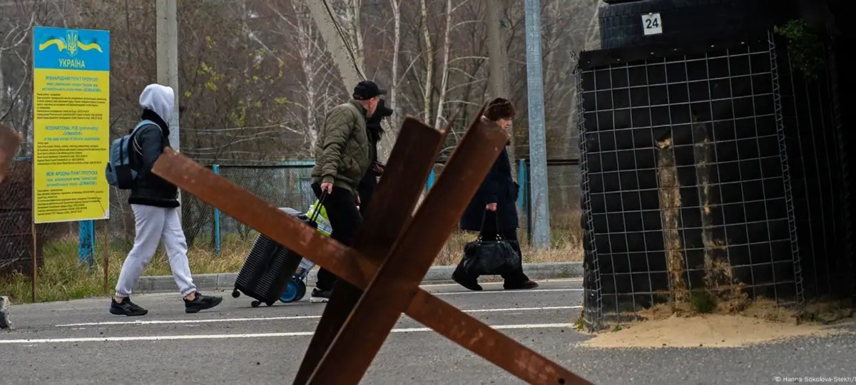 Жители оккупированных территорий пересекают границу между Беларусью и Украиной. Фото: DW
