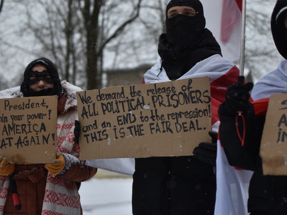 Акцыя беларусаў ля будынка амбасады ЗША ў Вільні.