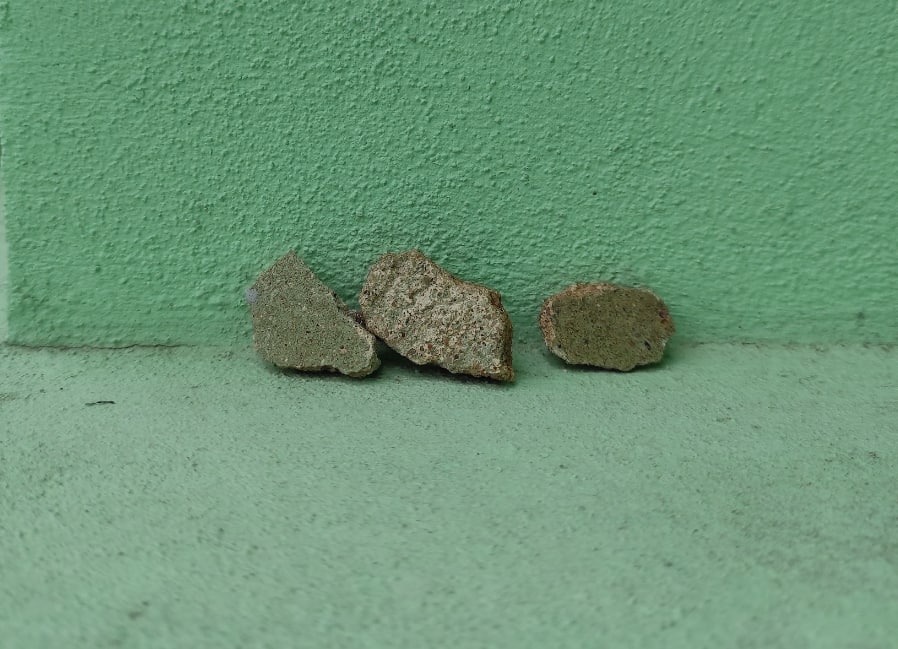 Фрагменты фасадов с сохранившейся оригинальной окраской Chromoxidgrün 28S1 на фоне покрашенного недавно здания.