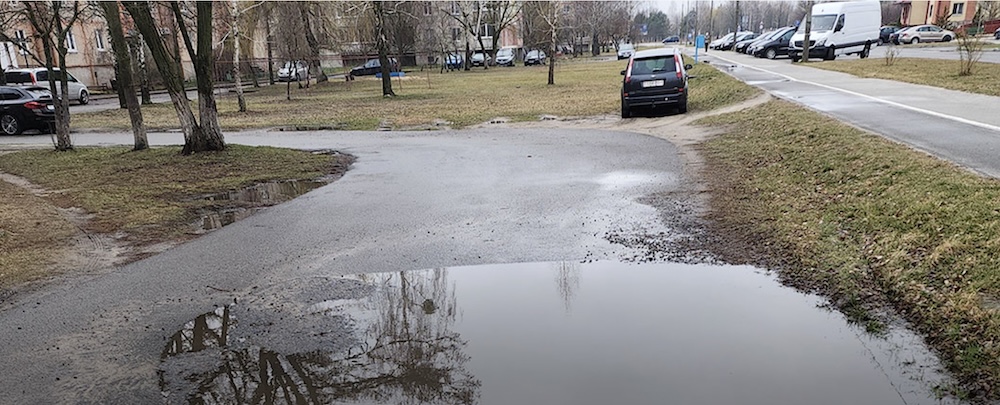 Лужа во дворе домов домов № 32, 44, 48 на Карла Маркса в Дрогичине. Фото: drogichin.by.