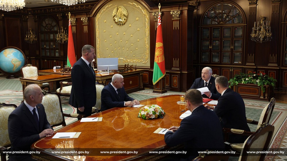Александр (встал из-за стола) и Сергей Пачко (сидит слева от брата) у Лукашенко. Фото его пресс-службы