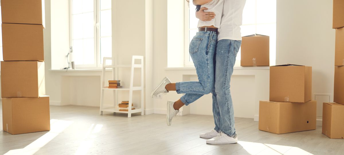 Парень и девушка обнимаются в арендной квартире