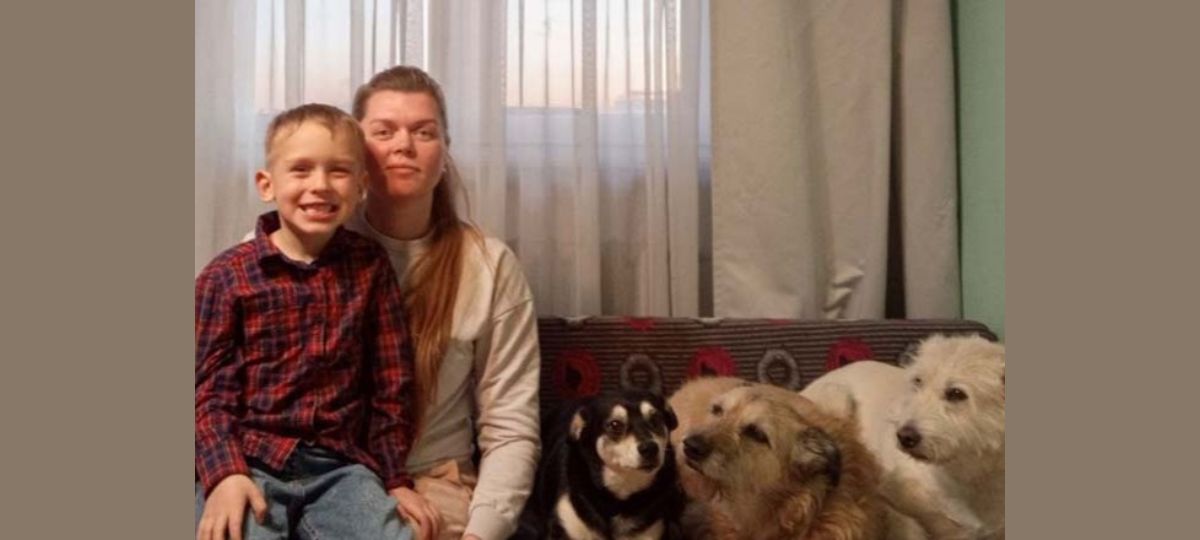 Брестчанка Дарья с сыном и собаками. Фото из ее личного архива
