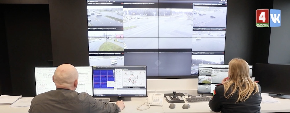 Сотрудники ГАИ просматривают информацию с камер наблюдения. Скриншот с сюжета «ТРК Брест».