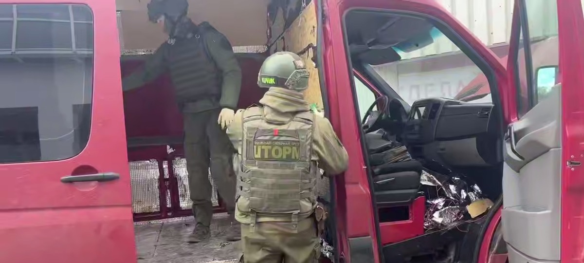 Силовики осматривают задержанный на границе Беларуси микроавтобус со взрывчаткой. Скриншот видео ГТК
