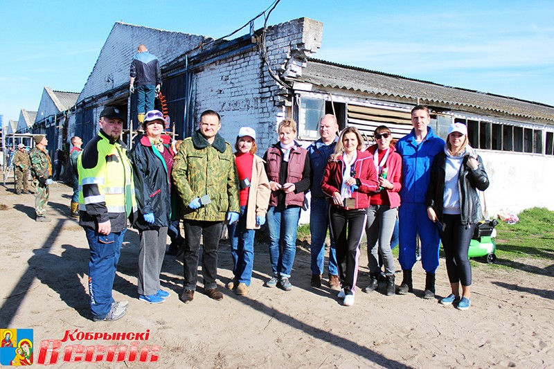 Во время субботника на территории ОАО «Дружба народов» в агрогородке Оса