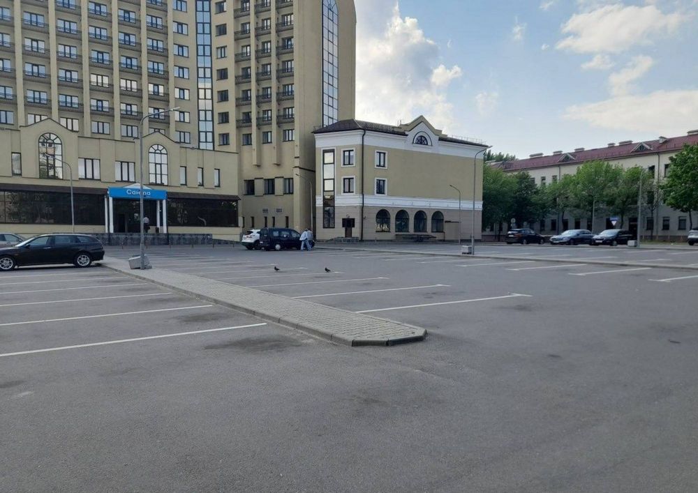 Пустующая платная парковка возле торгового центра «Дидас Персия» в Бресте.