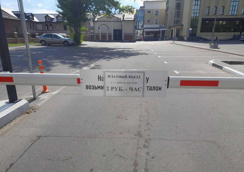 Пустующая платная парковку возле ТЦ «Дидас Персия» в Бресте.