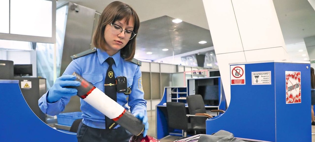 Беларуская таможенница в аэропорту Минска. Фото: sb.by