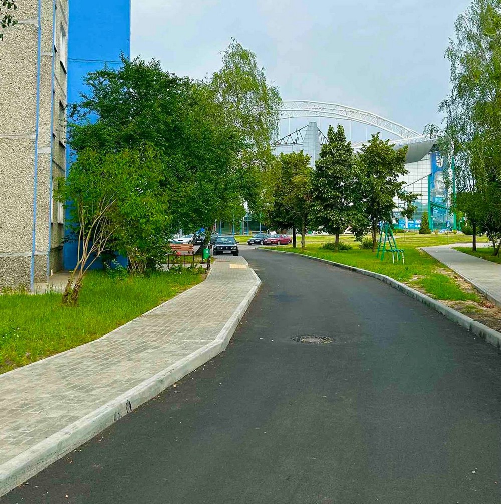 Благоустройство двора на пересечении улиц Ленинградская и Гродненская в Бресте в июне 2024 года. Фото: Брестский горисполком