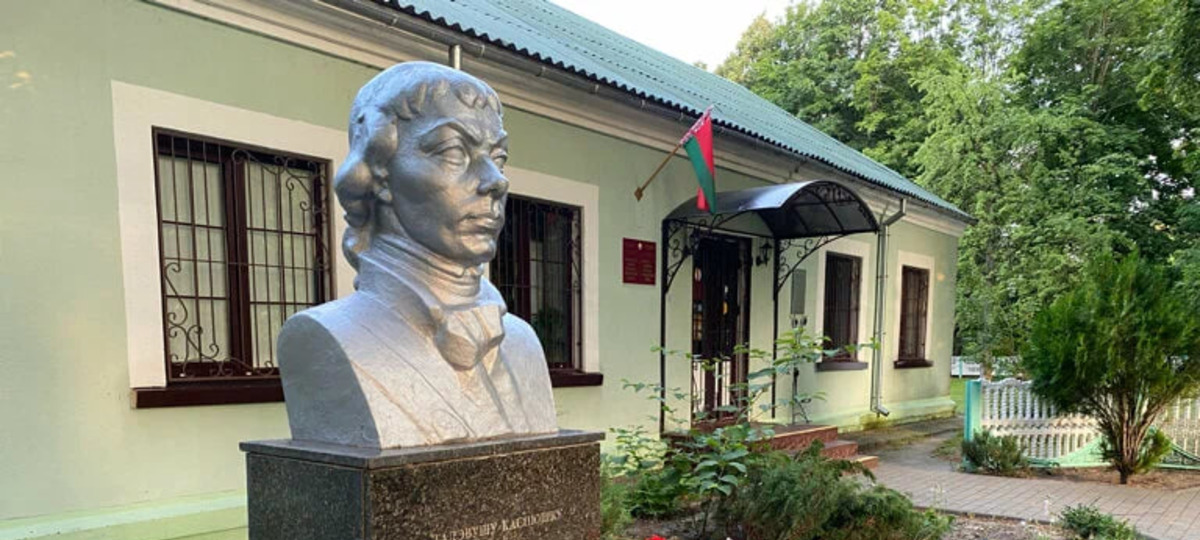 Бюст Тадеуша Костюшко перед музеем в Малых Сехновичах. Фото из яндекс-карт