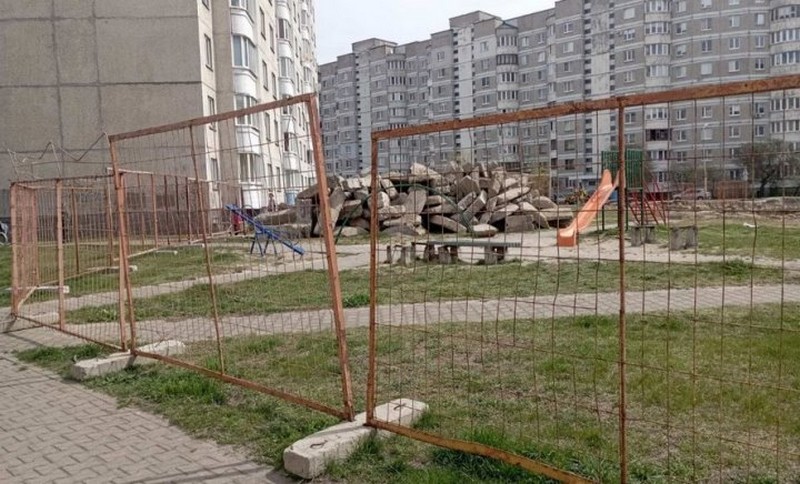 Забор возле строящегося жилого дома на улице Луцкой в Бресте. Фото: прокуратура Бреста