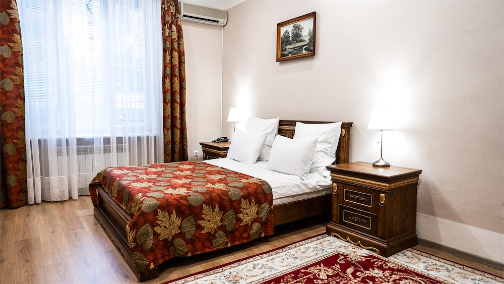 Номер DELUXE c балконом в корпусе 1 в парк-отеле «Беловежская пуща». Фото: belvezha.by.