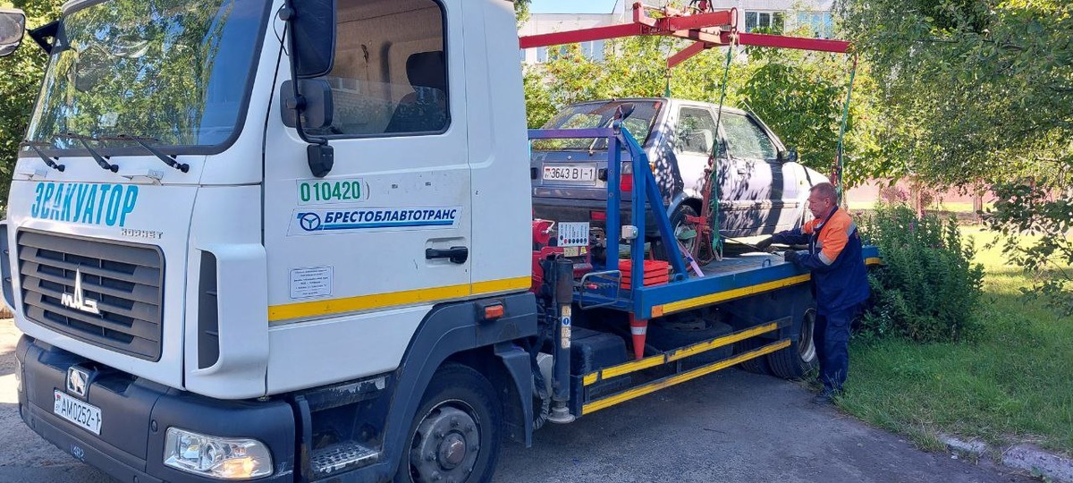 Эвакуация заброшенных автомобилей в Бресте в июле 2025 года. Фото: Брестский горисполком