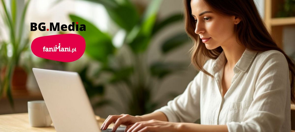 Девушка молодая сидит за столом и работает за ноутбуком