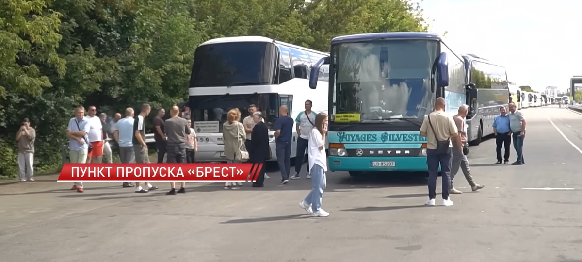 Автобусная очередь перед пунктом пропуска Брест 21 августа 2025 года. Скриншот видео СТВ