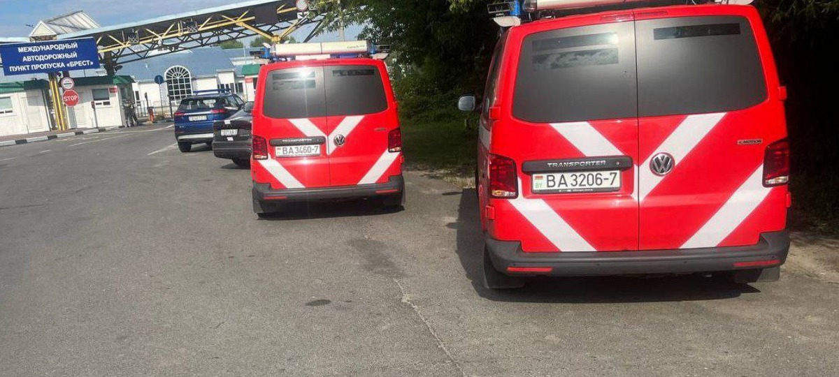 Автомобили Транспортной инспекции перед въездом в пункт пропуска «Брест». Фото из приграничного чата