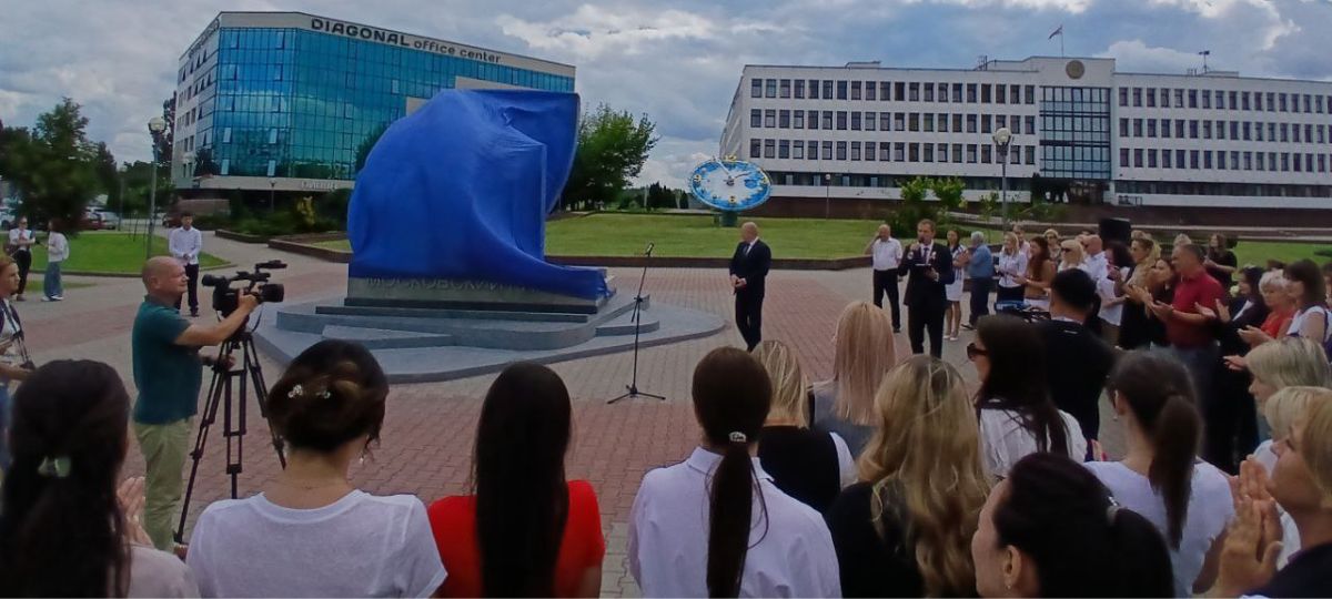 Чиновники, архитектурная стела «Московский район города Бреста», здание администрации Московского района в Бресте