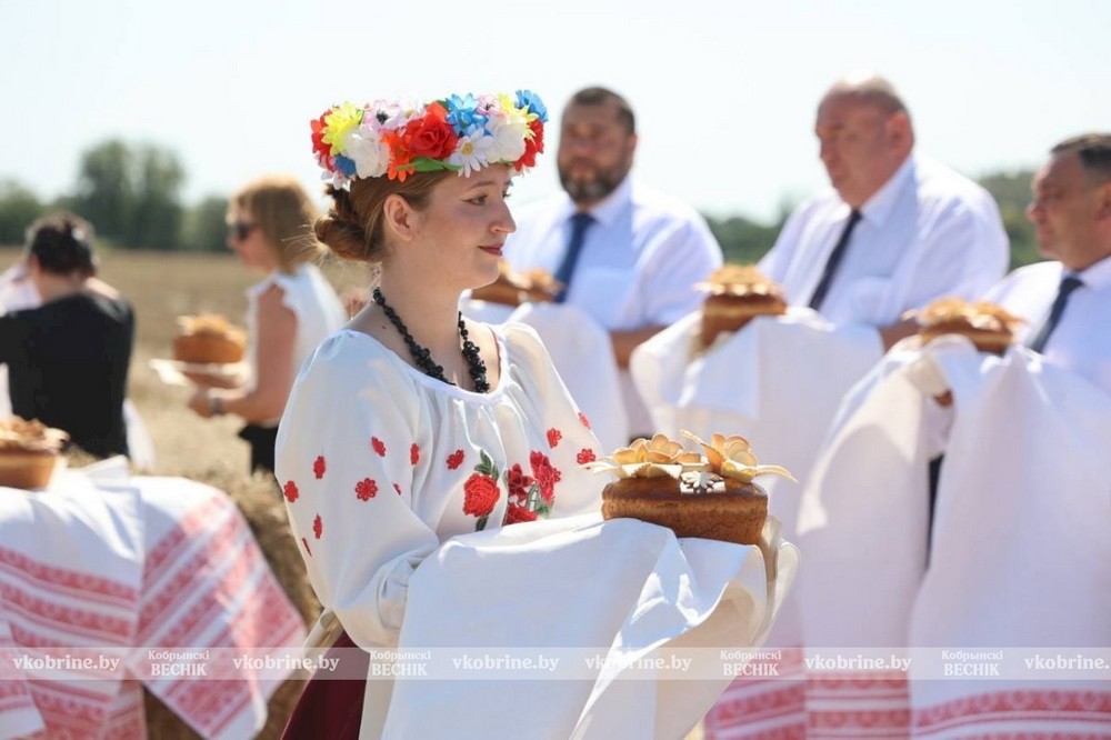 Руководителей хозяйств Кобринского района наградили караваями. Фото: «Кобринский вестник»