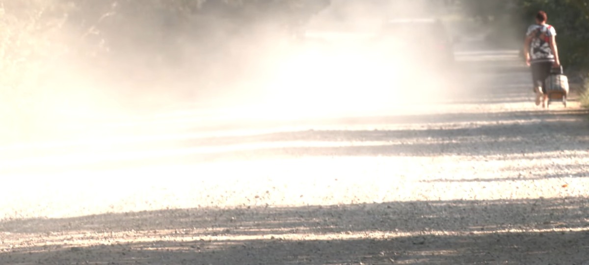 Пыль в деревне Альбинки Барановичского района. Скриншот видео