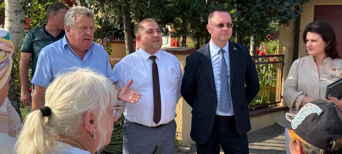 Сергей Лободинский на встрече с жителями Березовки. Фото: телеграм-канал Брестского горисполкома