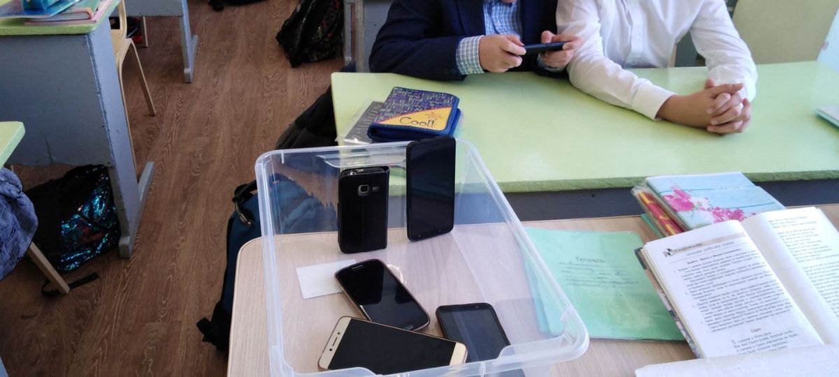 Телефоны в школе на столе