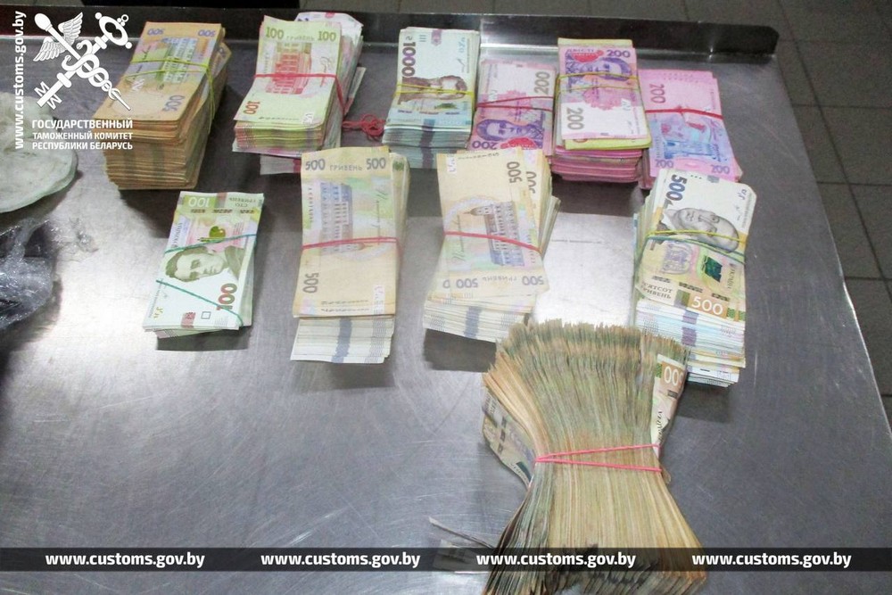 Более 1 млн гривен, которые спрятала гражданка Украины в тайнике. Фото: ГТК