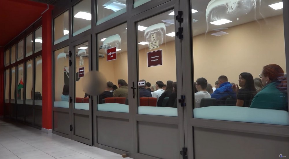 Выездной суд в спорткомплексе ПолесГУ. Скриншот видео