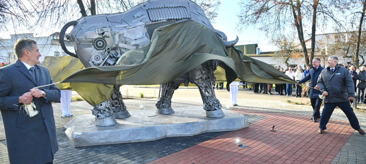 Чиновники открывают скульптуру зубра в Барановичах. Фото: «Наш край»