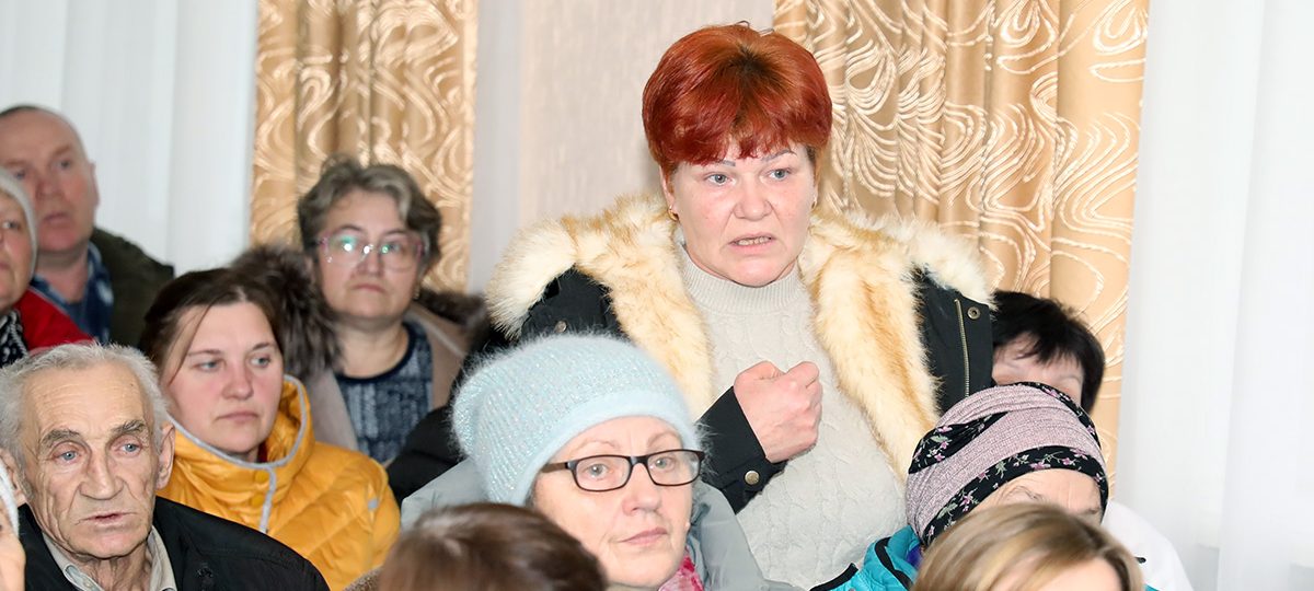 люди пенсионного возраста на встрече