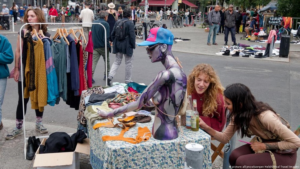 Блошиный рынок на улице Майбахуфер в Берлине. Фото: picture alliance/Juergen Held/Global Travel Images
