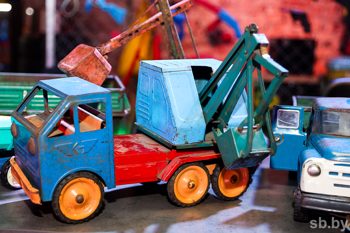 Брест. Музей «Советское детство». Ретро игрушки, эпоха СССР. Детские машинки, грузовики.