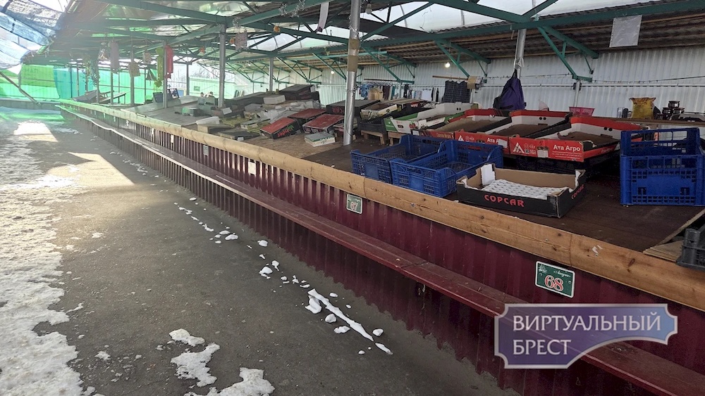 Прилавки одного из брестских открытых рынков. 